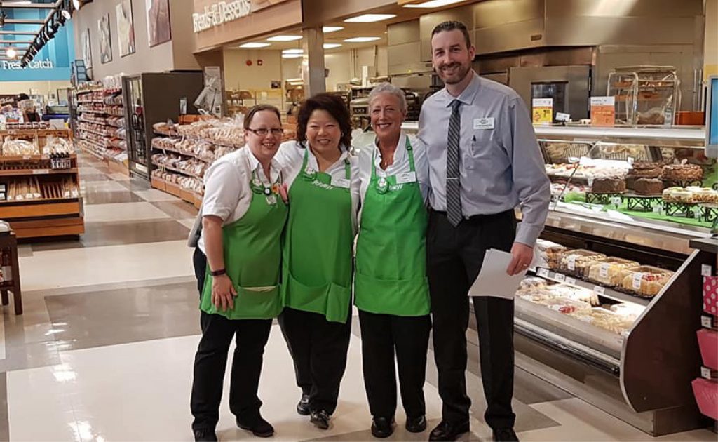 quatre employés de Sobeys bras dessus, bras dessous