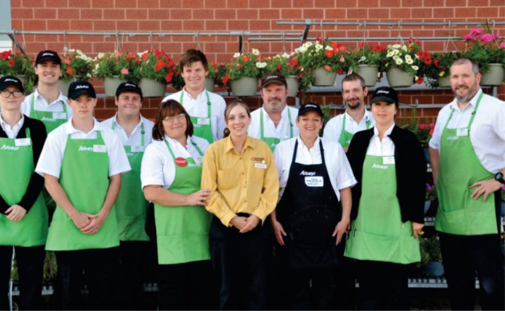 groupe d’employés de Sobeys à l’extérieur d’un magasin