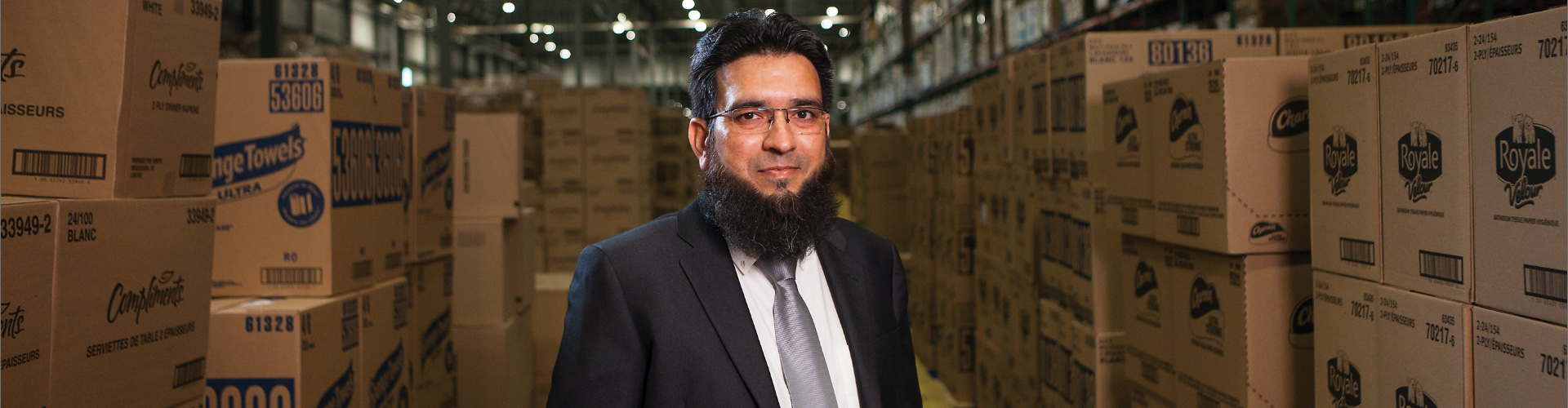 Employé dans le centre de support de vente au détail